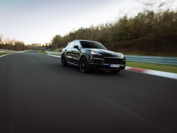  Topowa wersja Porsche Cayenne Turbo Coup&eacute; z rekordem  na N&uuml;rburgringu